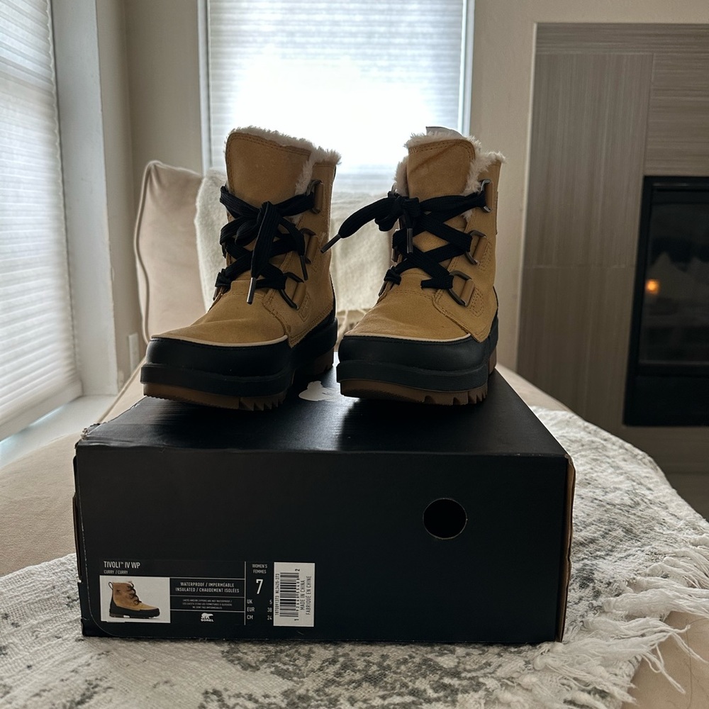 Sorel Tivoli Boots in Box Size 7